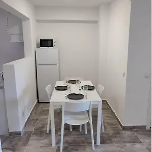 2 Bedroom In Center With Pool And Parking *