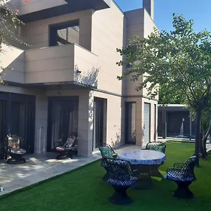 De Lujo Con Jardin, Piscina Y Aparcamiento Todo Privado. *